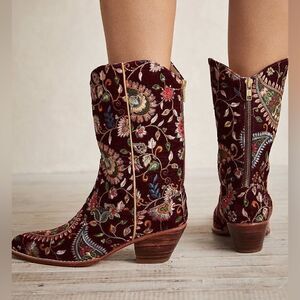 New MOMO
NEW YORK EVY EMBROIDERED VELVET BOOTS